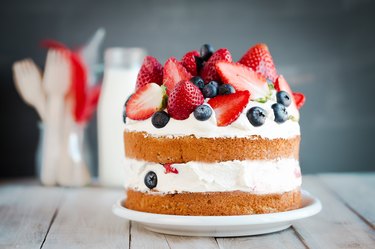 Sponge cake with strawberries, blueberries and cream