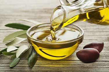 does olive oil help dry skin on dogs