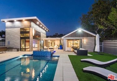 Large backyard of modern Brentwood, Los Angeles home with pool, spa, and lounging