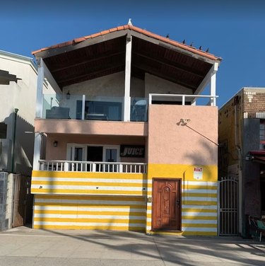 Colorful studio apartment on Venice Beach Boardwalk