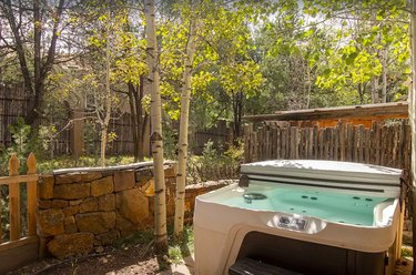 A hot tub nestled among Aspen trees in Santa Fe, NM