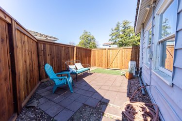 Quiet 1-Bedroom House in Anaheim; side yard patio with chairs