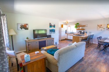 The living room in the Cozy Log House guest rental in Whitefish, Montana