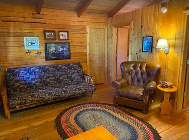 Aspen Cabin's living area, fitted with heating and air conditioning
