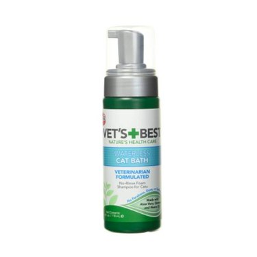 A bottle of Vet's Best Waterless Cat Bath against a white background. The bottle has a pump design.