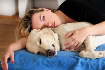 Study Finds That Women Sleep Better When They Sleep Next to a Dog