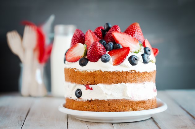 Sponge cake with strawberries, blueberries and cream
